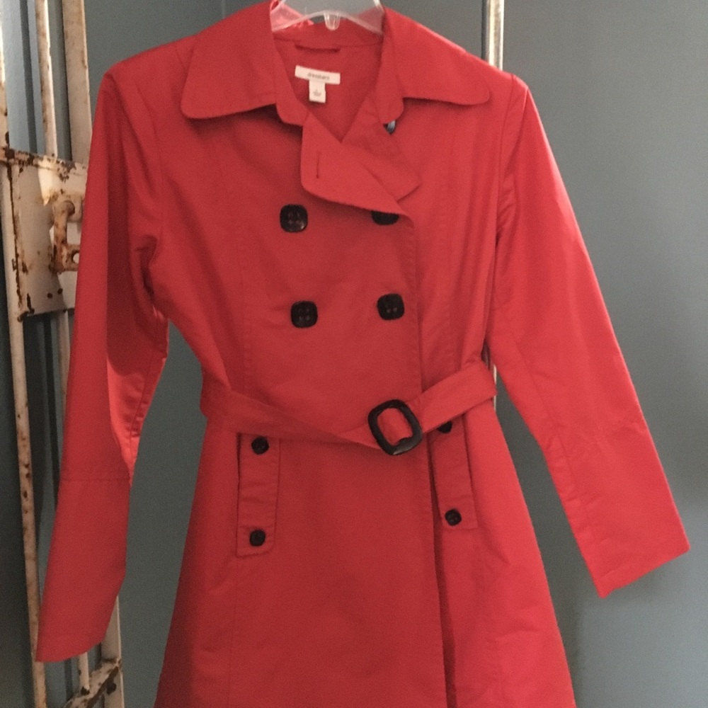 Tomato Red trench coat - sharp look on a rainy day